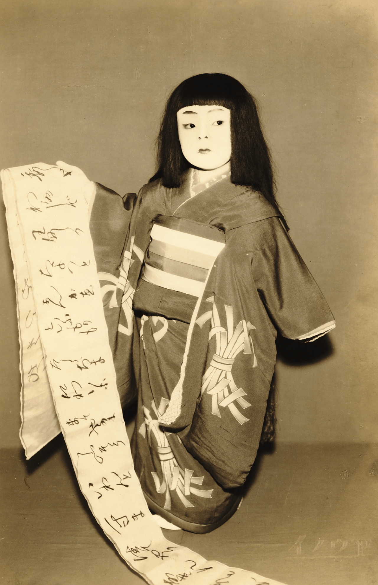 3歳のとき『黒髪』で初舞台を踏む。跡取りとして厳しく芸を仕込まれたのだが……