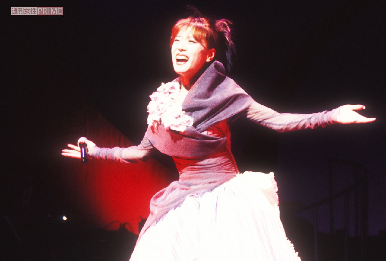 圧巻のライブパフォーマンスで観客を魅了する中森明菜