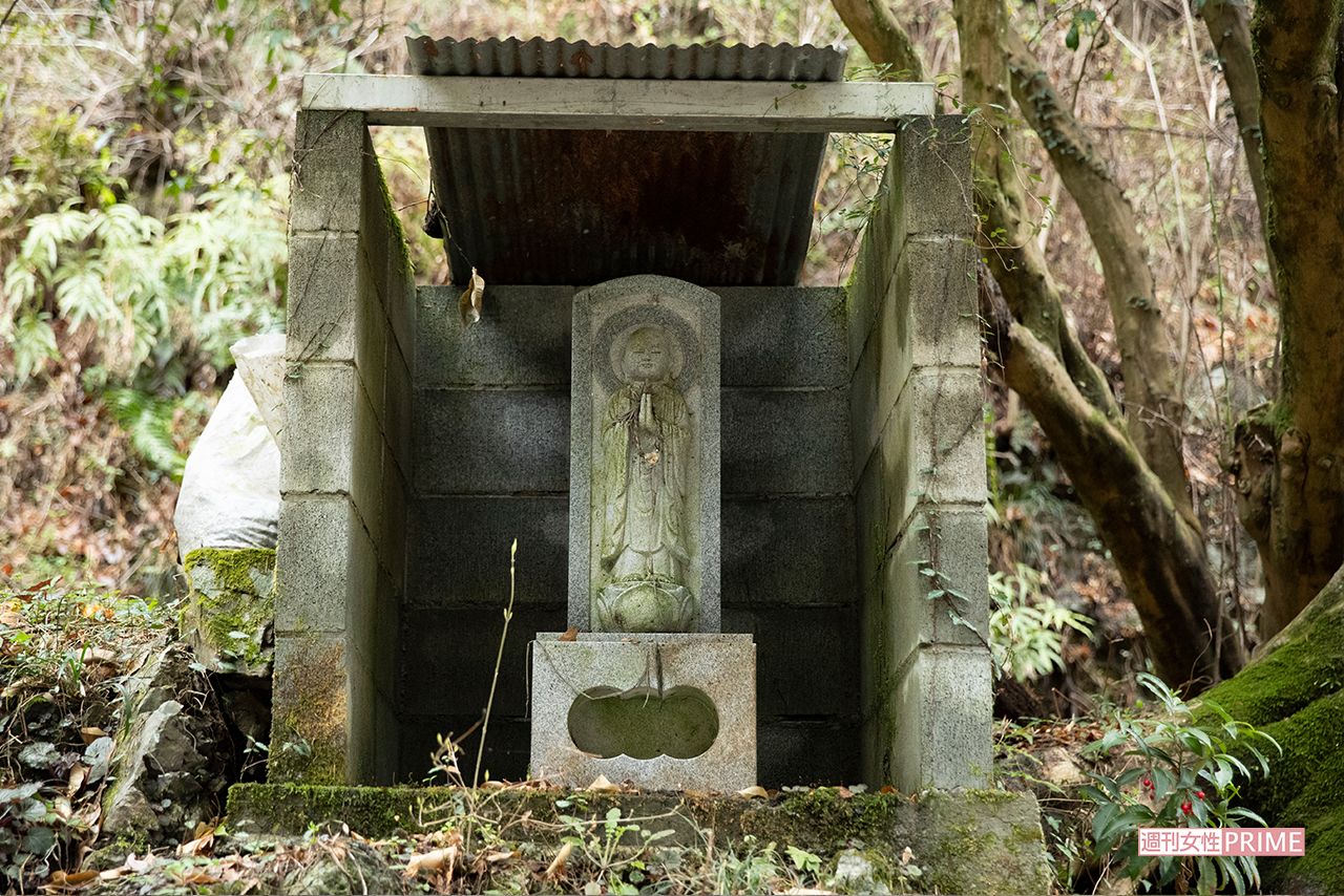 Aさんが被害者の霊を慰めるため敷地内に建立した地蔵。初代は破壊され、現在は2代目