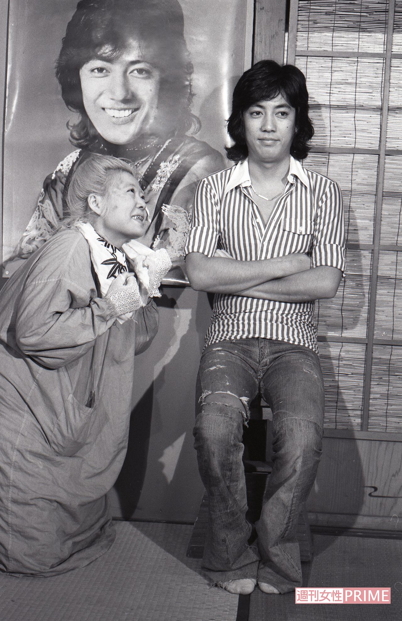 ドラマ『寺内貫太郎一家』にゲスト出演した際、“ジュリー”ポーズの故・樹木希林さんとポスター前で記念撮影（'74年撮影）写真／週刊女性写真班