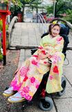 35歳、女性。遺伝性驚愕症などの障害がある。人工呼吸器や車椅子が必須な生活の中で、着用できる振り袖がなかったが「こころ」の存在を知り、オーダーメイドの着物を依頼した
