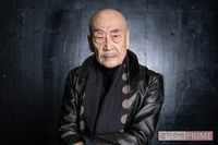 舞踏家・麿赤兒、全身白塗りで踊り続けた50年「身体には歴史が刻まれている」見る人を異世界へ誘う存在感と…