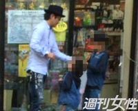山口達也、麻布十番のおもちゃ屋でイクメンっぷりを発揮