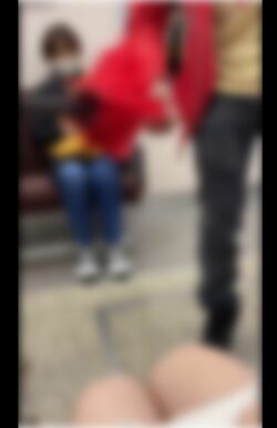 “被害者”女性は車内で、男性から傘を突きつけられた（編集部加工）