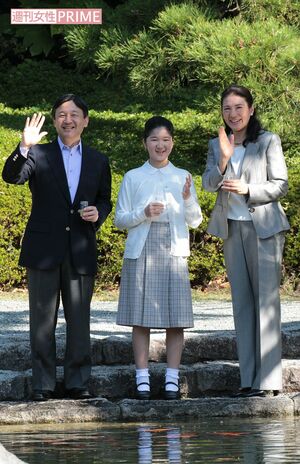 '12年11月、神奈川・葉山にある『しおさい公園』で取材を受けられる皇太子さま（当時）と雅子さまと愛子さま