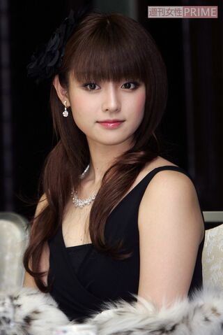 ドラマ『富豪刑事』制作発表での深田恭子（'05年1月）