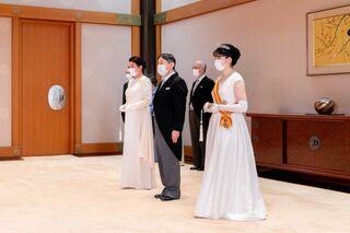 2021年12月　12月5日、愛子さまのご成年祝賀行事が行われた。白のドレスにティアラを着用した正装姿で宝冠大綬章を授与され、上皇ご夫妻や両陛下らに挨拶をされた