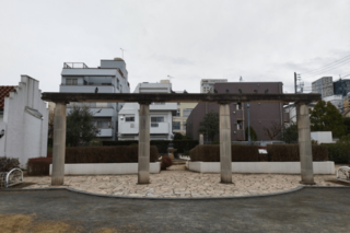 小泉八雲記念公園の円柱がある広場（写真／古沢保）