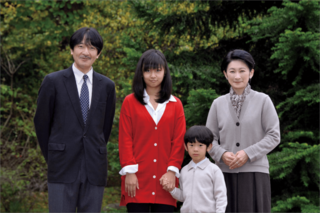 赤坂御用地で、秋篠宮さまの誕生日に。悠仁さまの手をしっかりと握る佳子さま（2012年11月）