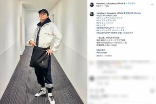 堀江貴文氏と同様に、自身のプロデュースするアパレルブランドでパーカーを販売し日頃から愛用している福山雅治（本人のインスタグラムより）