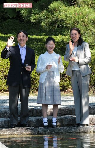 '12年11月、神奈川・葉山にある『しおさい公園』で取材を受けられる天皇陛下と雅子さまと愛子さま