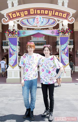 東京ディズニーランド入り口付近の装飾はばっちり夏祭り仕様。ワールドバザール中央にもミッキーの新フォトスポットが登場。撮影／伊藤和幸 (c)Disney