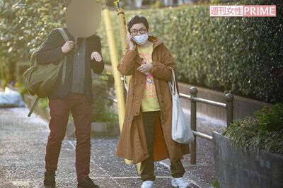 妻の橘いずみは外出先から自宅に戻り、30分ほど滞在。着替えて再び出てきたところに話しかけたが、小声で電話をかけ続けた