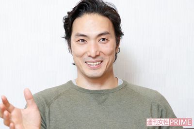 ＜父・平幹二朗さん一周忌＞息子・平岳大が語る、両親離婚後のドラマチック再会