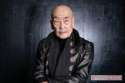 舞踏家・麿赤兒、全身白塗りで踊り続けた50年「身体には歴史が刻まれている」見る人を異世界へ誘う存在感と…