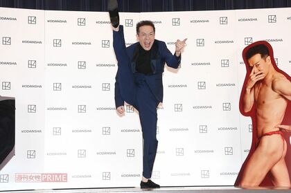 会見でハイキックをきめる田原俊彦