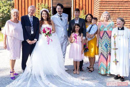 式のためにダイエットにも挑戦し2か月で9キロ減量。スウェーデンで弟一家や実父、友人に囲まれ温かい式を挙げた。愛の誓いを交わす最中に夫・小田井が号泣し、つられてみんなで号泣したそう