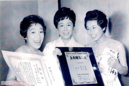 昭和41年には上方漫才大賞を受賞したかしまし娘（左から照枝さん、歌江さん、花江さん）