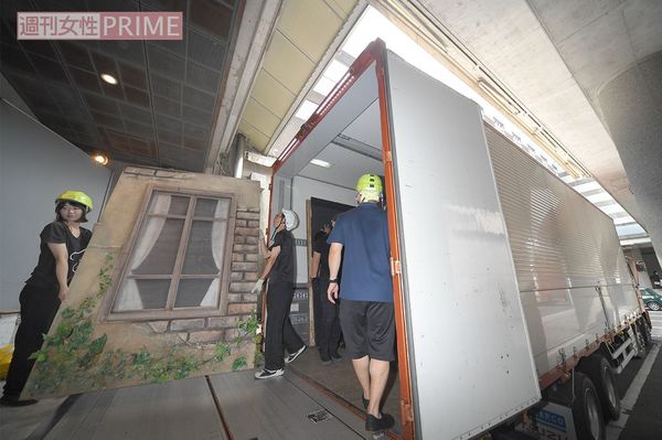 【1】9:00-10:00この日の会場となる『パルテノン多摩』に舞台装置などを積んだ11トントラック2台が到着し、搬入開始。劇団の技術スタッフに、アルバイトを加えた総勢44人が手際よく荷台から機材などを運び出す。中には、俳優が衣装を洗濯するための洗濯機や乾燥機があるのも旅公演ならでは　撮影／渡邊智裕