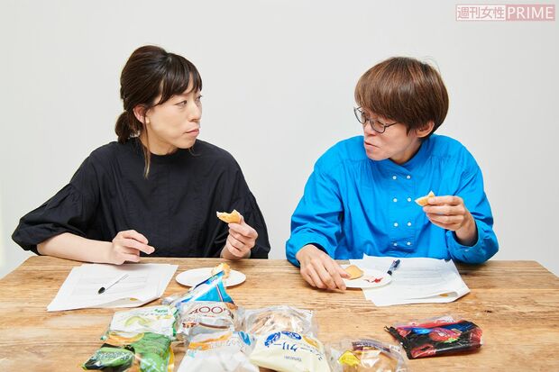 真剣に食べ比べをしてくれた松岡聖子さん（左）と石川範子さん（右）（撮影／山田智絵）