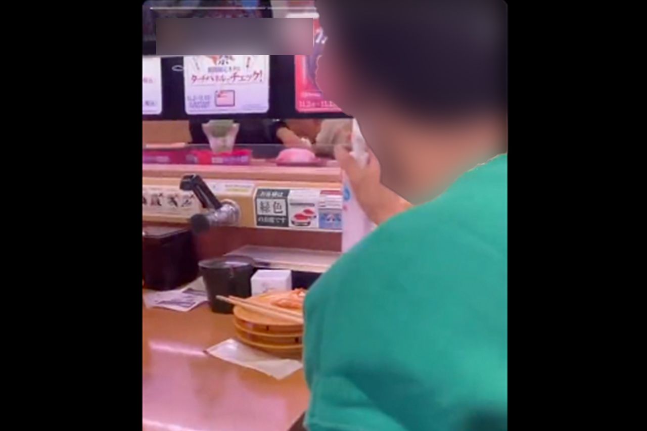 寿司ネタにスプレーを噴射したことで“最悪の迷惑テロ”と称された（インスタグラムより）