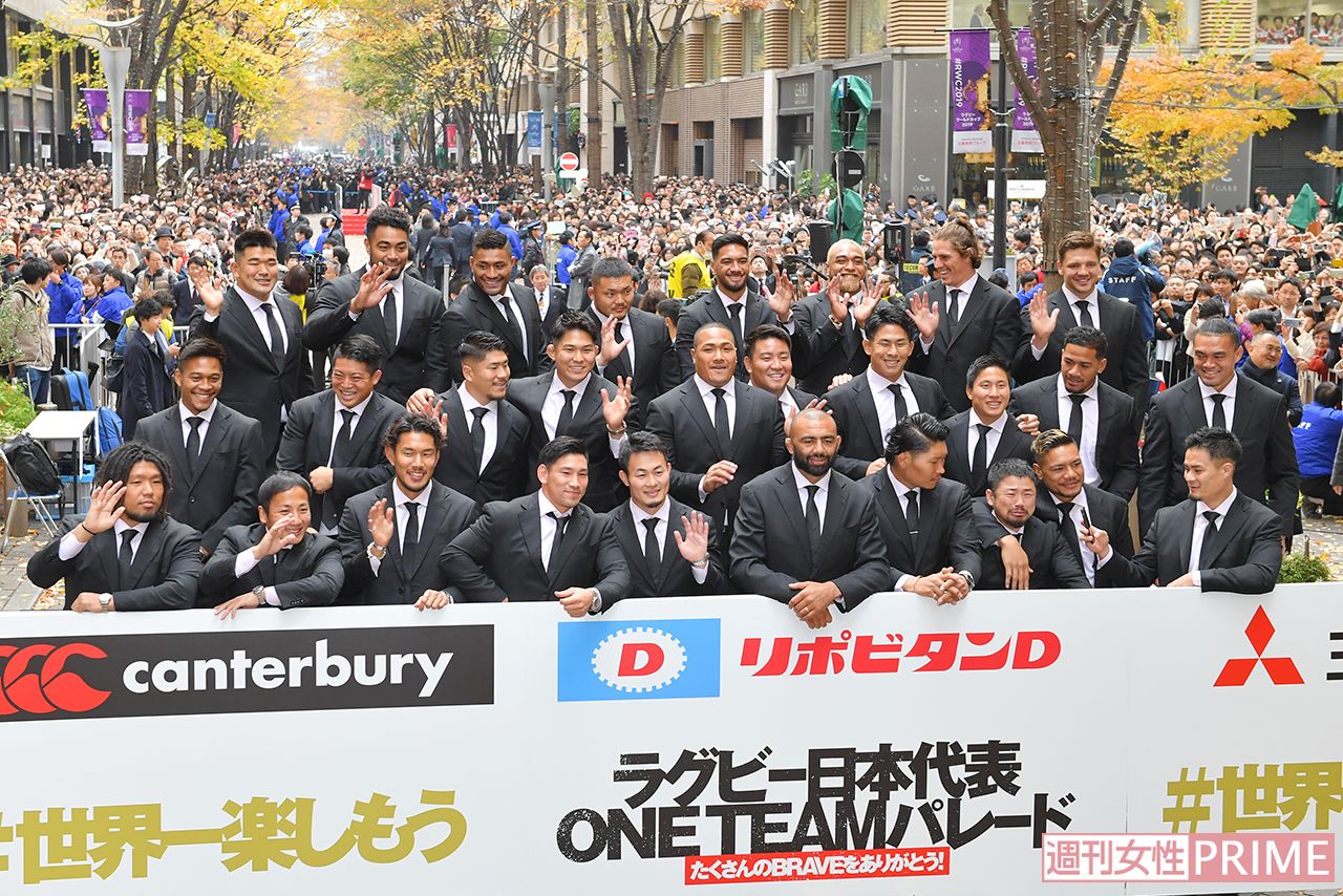 最後は「ONE TEAM！」のかけ声で記念撮影。まさに泣き笑いのパレードでした☆ 　撮影／渡邉智裕
