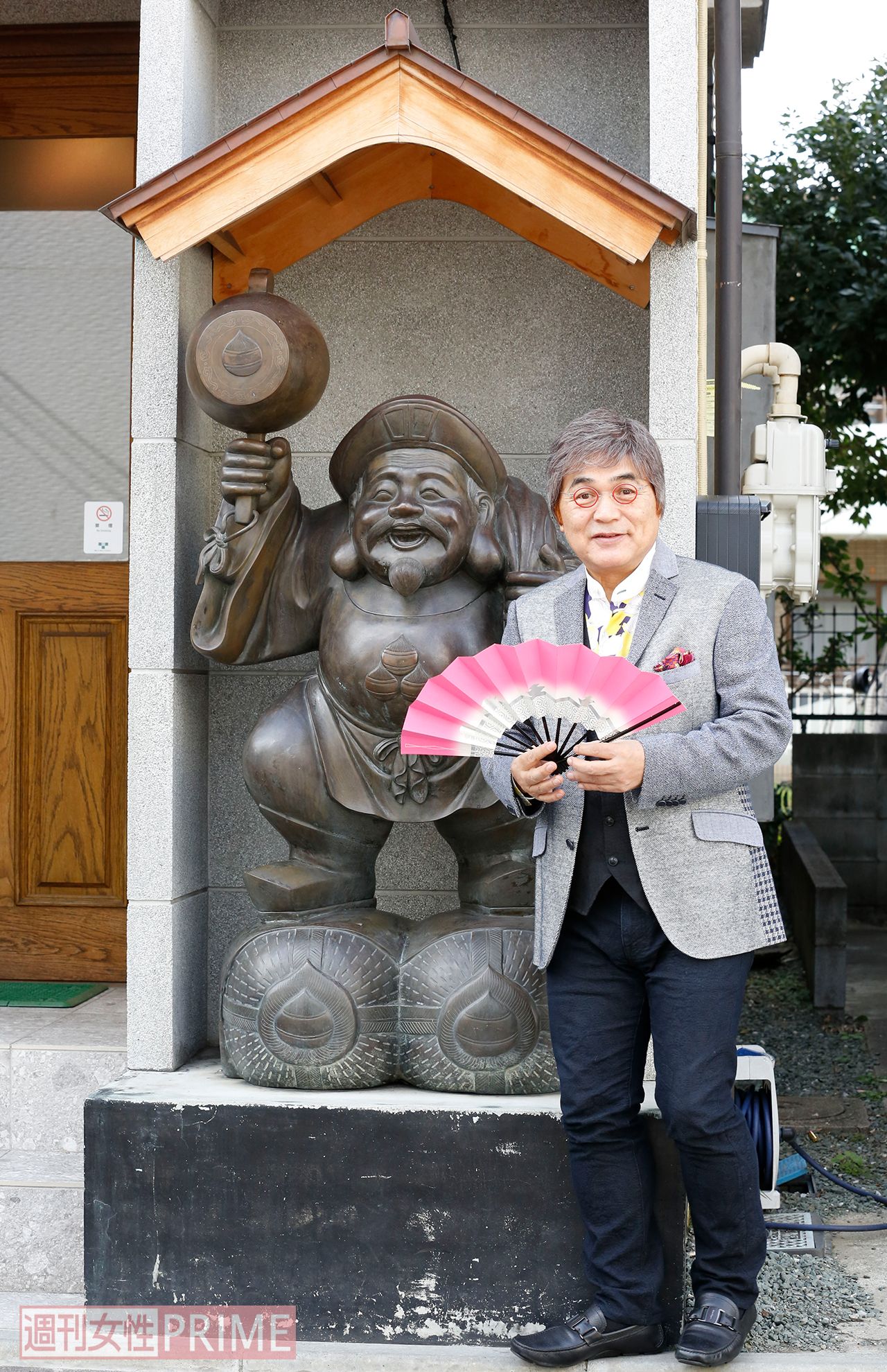 事務所の玄関にある大黒天の置物と一緒にパシャり。今年も“福”がたくさん訪れそう！　撮影／森田晃博