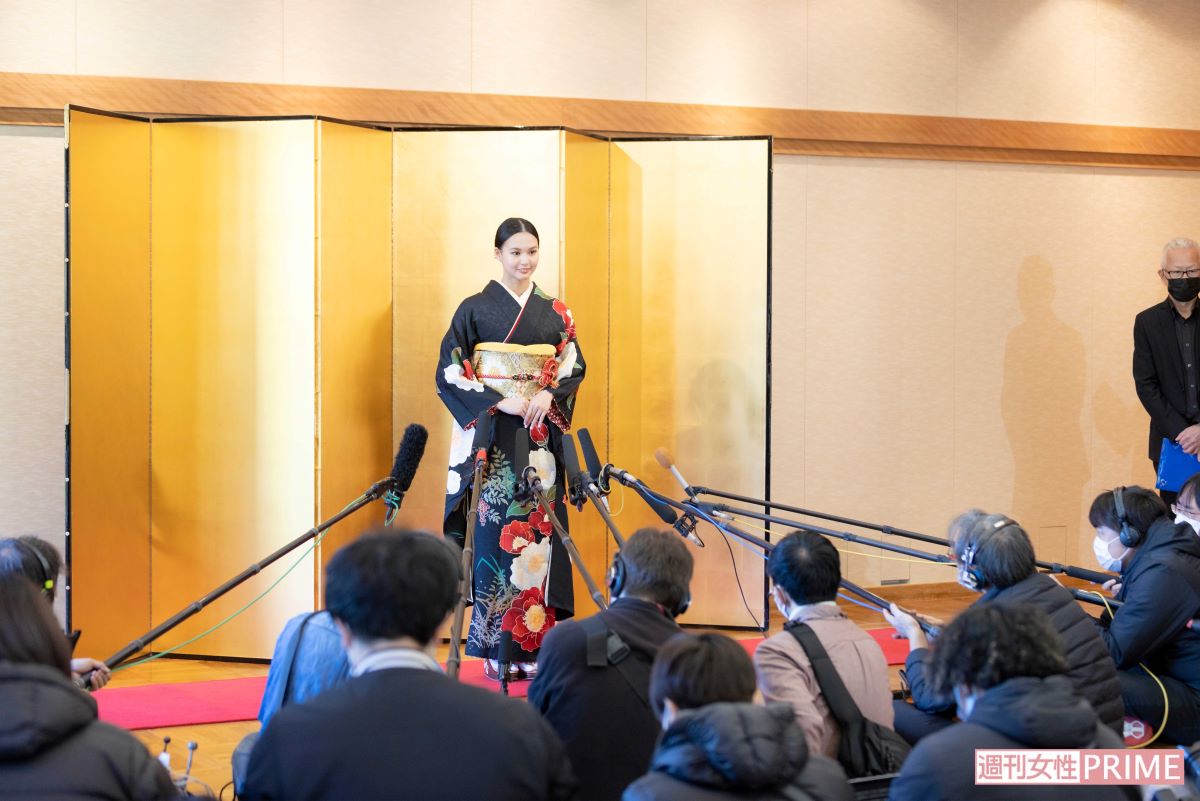 白河れいのお披露目会には多くのマスコミが駆け付けた