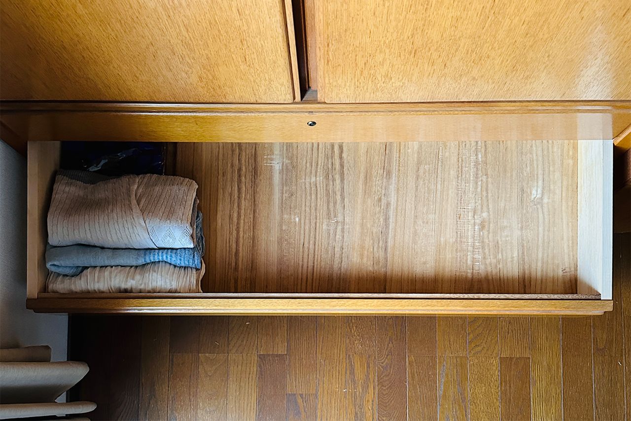 嫁入りダンスのいちばん下の引き出しはガラガラ。ここにはセーターを収納しているので冬場はこの状態