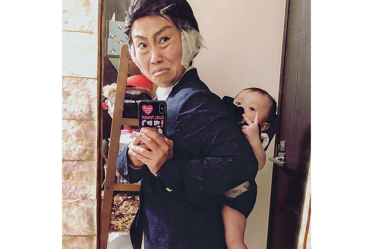 キンタロー。が、まさかの中野渡頭取（北大路欣也）に……!　今年1月に誕生した愛娘をおぶって。似てないのに似て見えてきてしまうミラクル（本人インスタより）