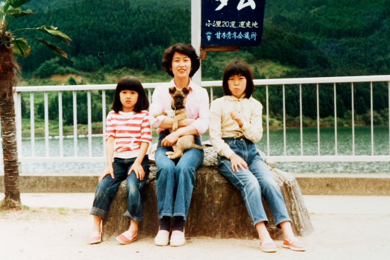 妹、母と。妹とは今でも仲がよく、何でも話せる関係