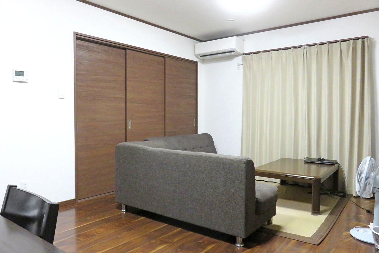 窓の前や部屋の真ん中に家具などは置かず、エアコンと扇風機のW使いをすれば、暑いのを我慢せずに電気代が抑えられる！※写真はイメージです