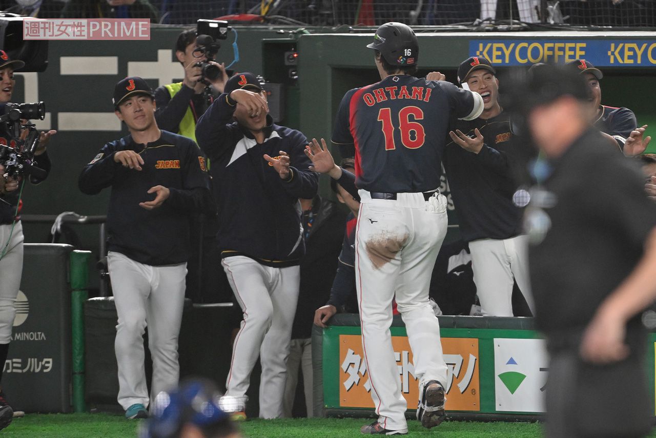 2026年3月6日の台湾戦、満塁ホームランを放った大谷翔平と「お茶たてポーズ」で出迎える北山亘基