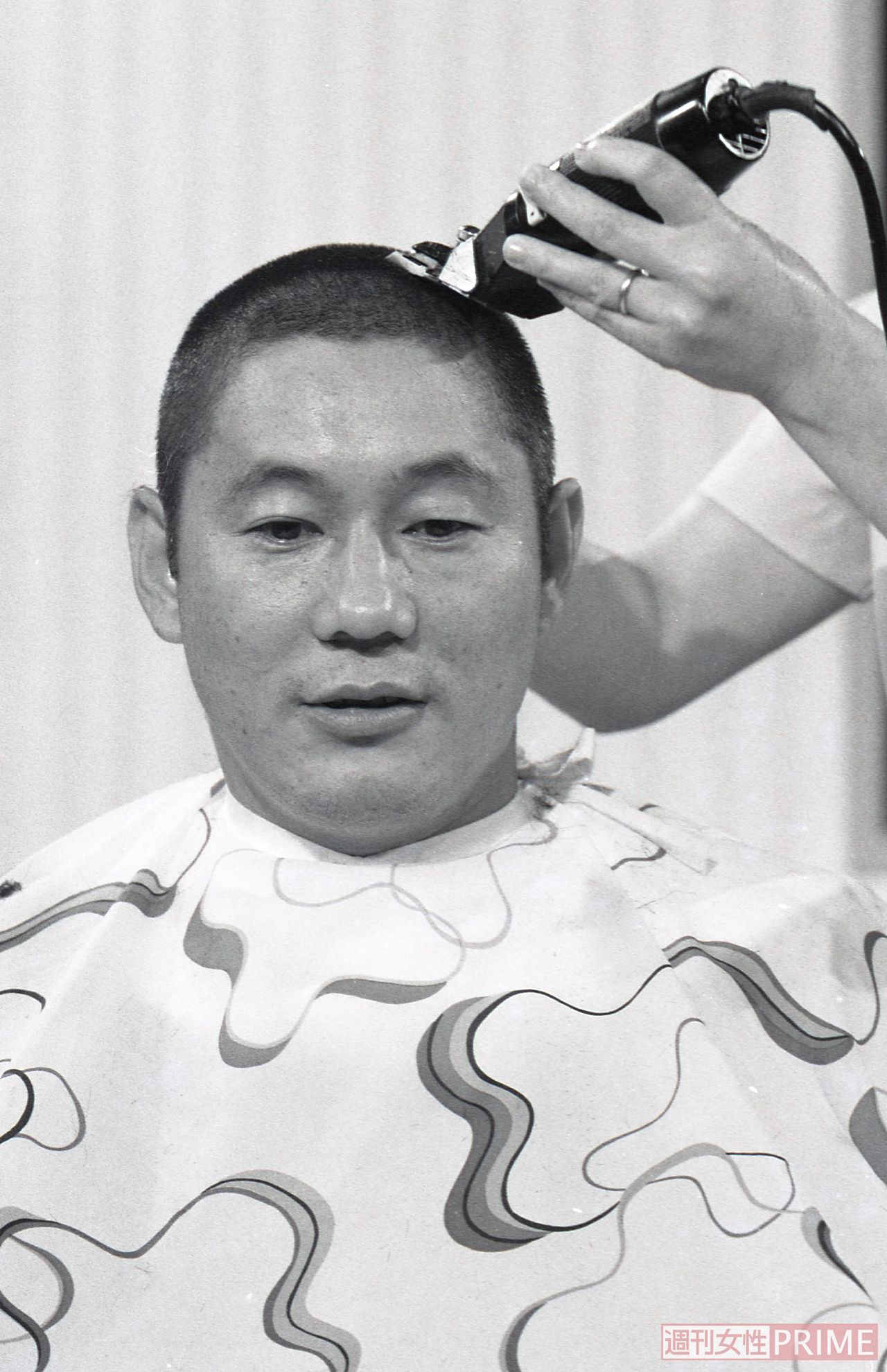 『戦場のメリークリスマス』撮影のために頭髪を刈り込むたけし