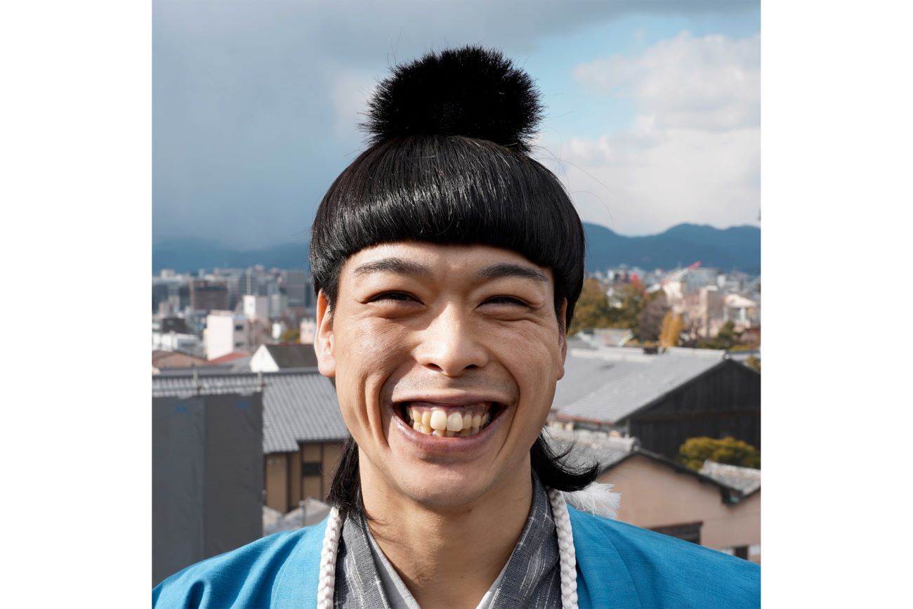 『伊右衛門』のCMに起用されたバッテリィズのエース（サントリーの公式Xより）