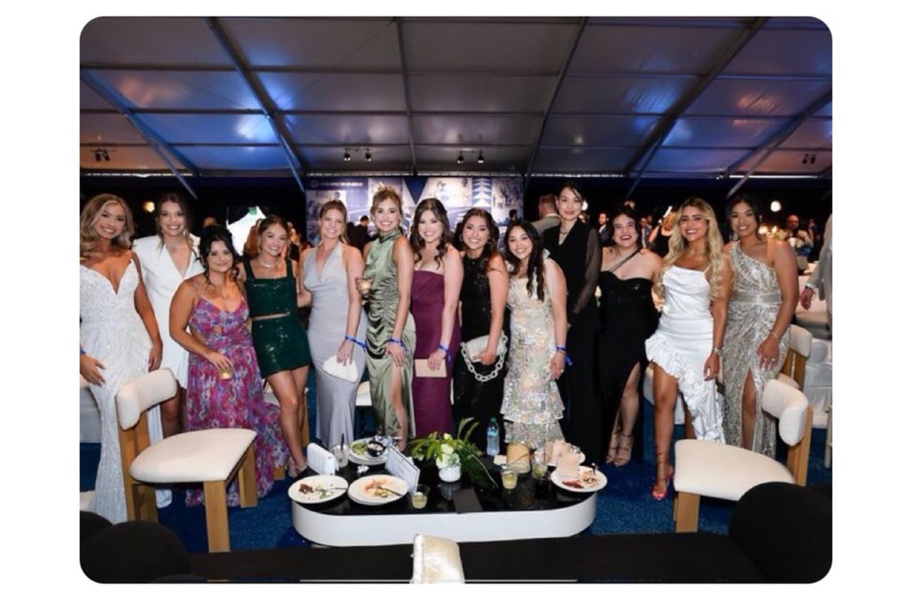 ドジャース妻の集合写真。右から4番目の黒いドレスが真美子夫人（ladodgerwives公式インスタグムより）