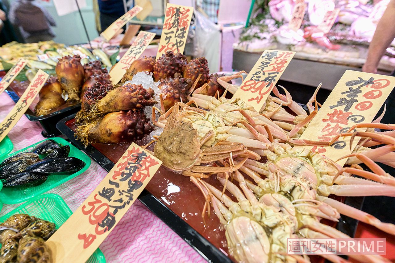 寿司にして食べてみたい魚を選ぶ。今回のイベントは魚屋さん魚耕（荻窪本店）が主催。魚耕はただ魚を販売するだけでなく、食育、魚食普及にも力を入れている企業　撮影／伊藤和幸