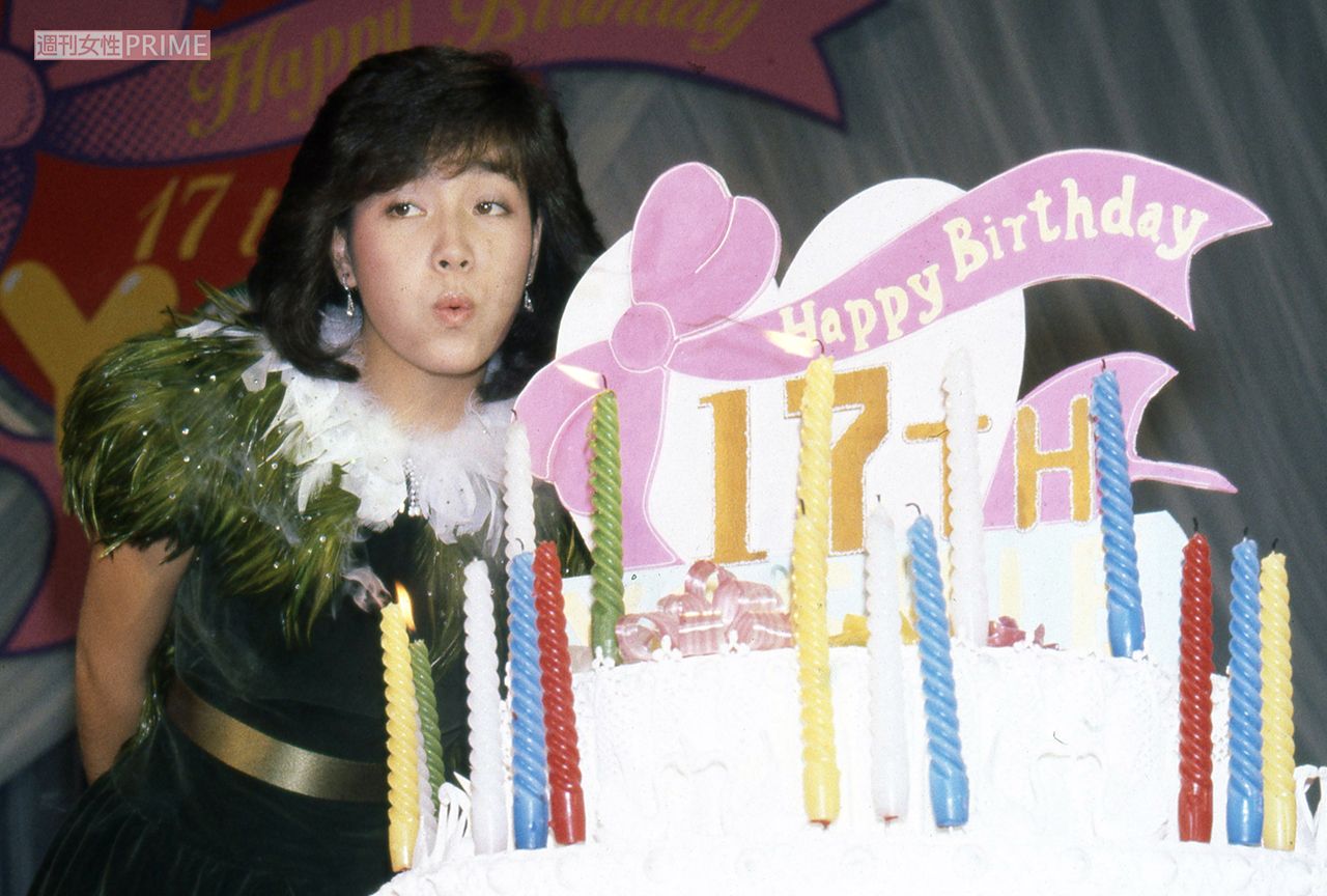 17歳の誕生パーティーで大きなケーキに喜ぶ柏原芳恵