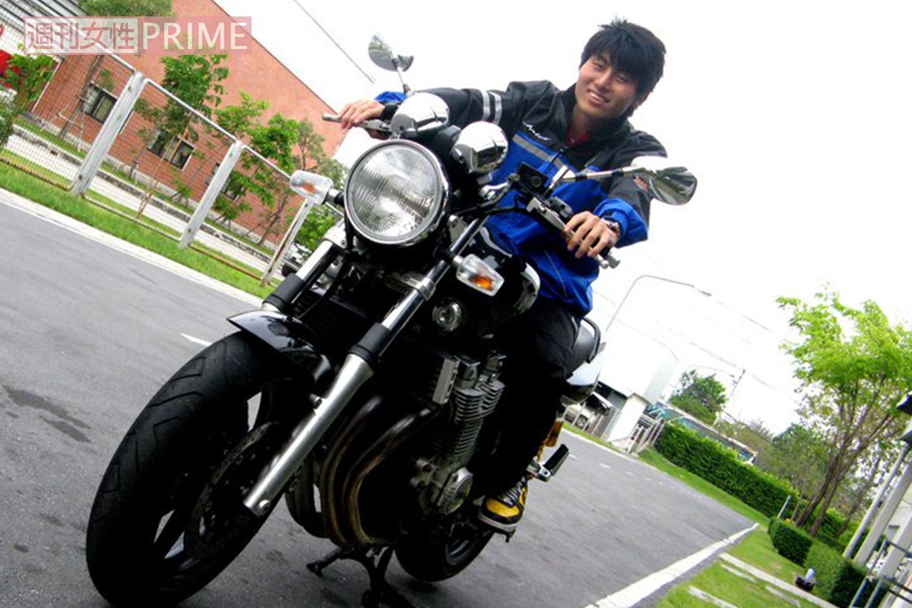 バイクに乗る容疑者（本人のフェイスブックより）