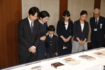 「学童疎開船を語り継ぐつどい2014」で、生存者が描いた絵などを見学する秋篠宮ご一家(2014年8月16日)