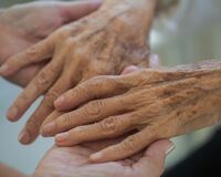 手術でよくなる認知症「特発性正常圧水頭症」の3つの症状