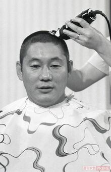 『戦場のメリークリスマス』撮影のために頭髪を刈り込むたけし