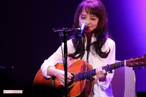 7月4日に行われた「安田裕美の会」。故・安田さんの写真とギターが見守る中、涙をこらえて歌い切った