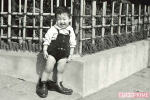 父の靴をはいて笑顔を見せる渡辺。祖父母が大好きだったという