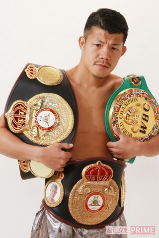 2010年、日本人選手としては初となる世界王座3階級制覇を達成