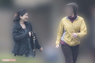 外国人のご近所さんといい笑顔で談笑する篠原涼子（2012年）