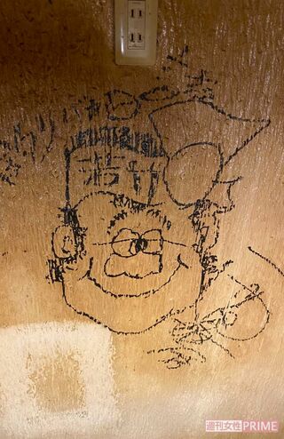 『若竹』の壁に書かれたサイン。上部に『釣りバカ日誌』という文字も添えられている