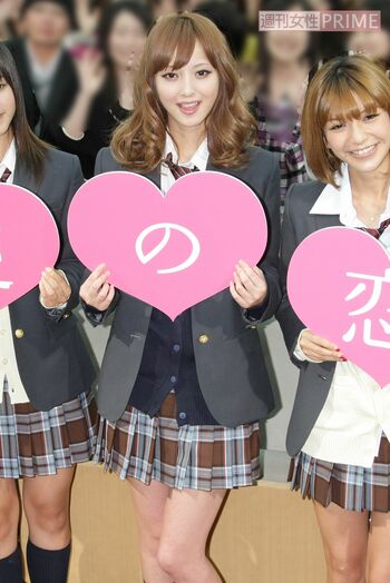 ケータイ小説が原作の映画『天使の恋』で初主演を務めた佐々木希（写真中央／2009年）