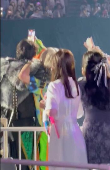 ファンのスマホで“自撮りファンサ”を行う『HiHiJets』の猪狩蒼弥（奥右）と『Aぇ!group』の佐野晶哉（ツイッターより）