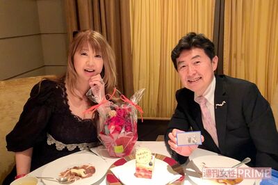 今年32回目の結婚記念日に食事をするご夫妻